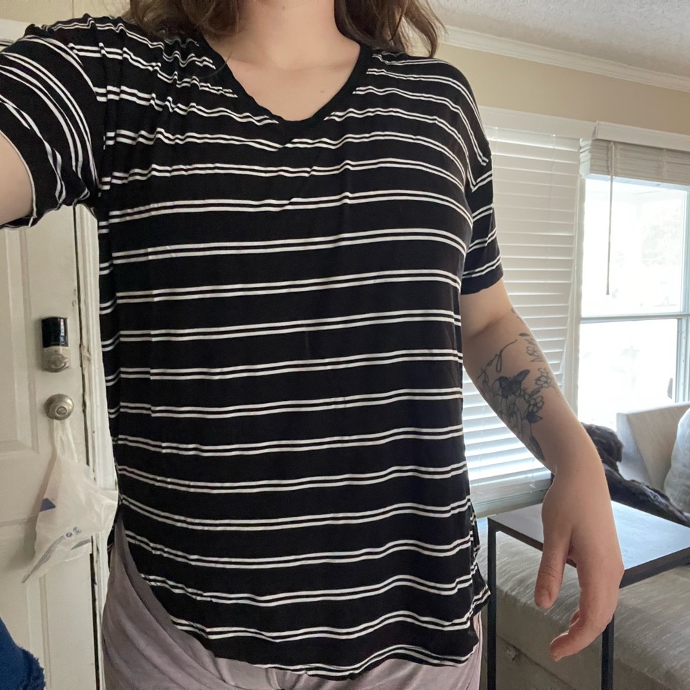 Super Cute Striped Tee🖤🤍